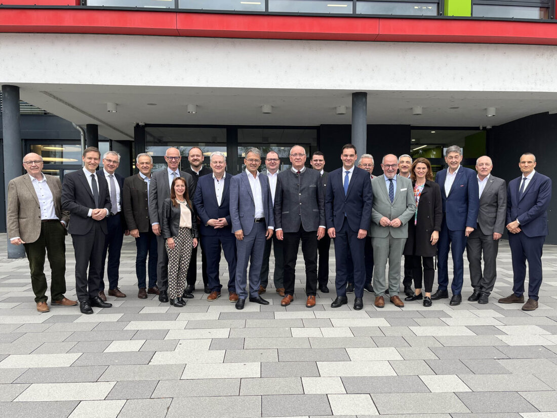 Cham. Die wirtschaftliche Lage in Deutschland ist aktuell alles andere als prickelnd. Das dritte Jahr in Folge in der Rezession, die Gewerbesteuereinnahmen sinken, was sich auch auf die Kommunen und deren Haushalte auswirkt. Um sich über die aktuelle Lage in der Wirtschaft und im Handwerk auszutauschen, haben sich die Landräte aus Niederbayern und der Oberpfalz auf einer gemeinsamen Tagung in Cham mit Vertretern der Industrie- und Handelskammer (IHK) sowie der Handwerkskammer (HWK) getroffen.