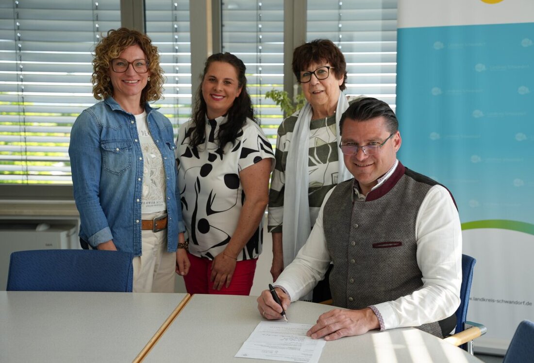 Schwandorf. Der Landkreis Schwandorf unterstützt aufgrund eines Empfehlungsbeschlusses des Seniorenbeirats den Pallicura Verein zur Förderung der Palliativ- und Hospizversorgung auch in diesem Jahr wieder mit 1.000 Euro. 