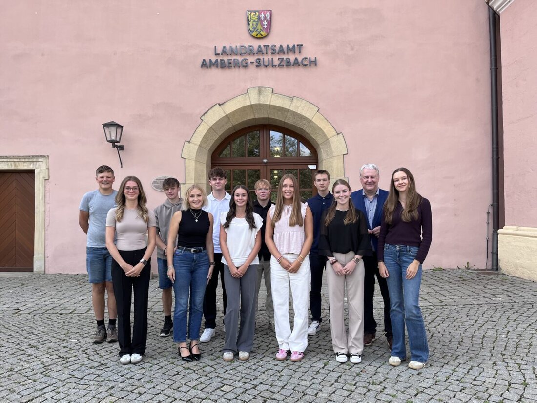 Amberg-Sulzbach. Zehn junge Menschen haben am 1. September ihre Ausbildung im Landratsamt begonnen, Landrat Richard Reisinger hieß sie willkommen: sechs zu Verwaltungsfachangestellten, zwei als Anwärter, zwei zu Straßenwärtern.