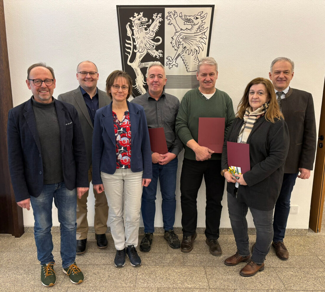 Tirschenreuth. Landrat Roland Grillmeier ehrte drei Mitarbeiter für 105 Jahre Gesamtdienstzeit am Landratsamt. Die Geehrten sind in Bereichen wie Regionalmanagement, Bauunterhalt und Lebensmittelüberwachung tätig.