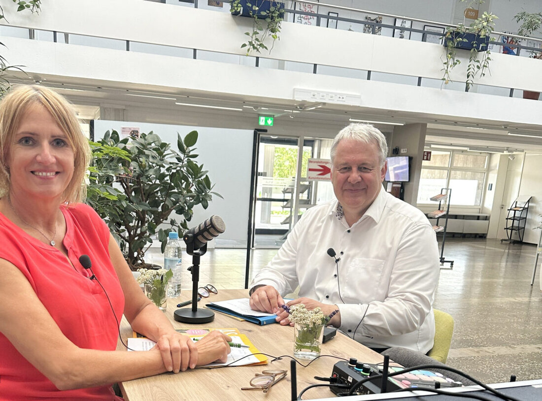 Amberg-Sulzbach. Zum Finale der zweiten Staffel des Podcasts „Let’s talk about AS“ stellte sich Landrat Richard Reisinger in der Aula der vhs im LCC Sulzbach-Rosenberg den Fragen der Bürger. Themen waren Bildung und Kliniken.