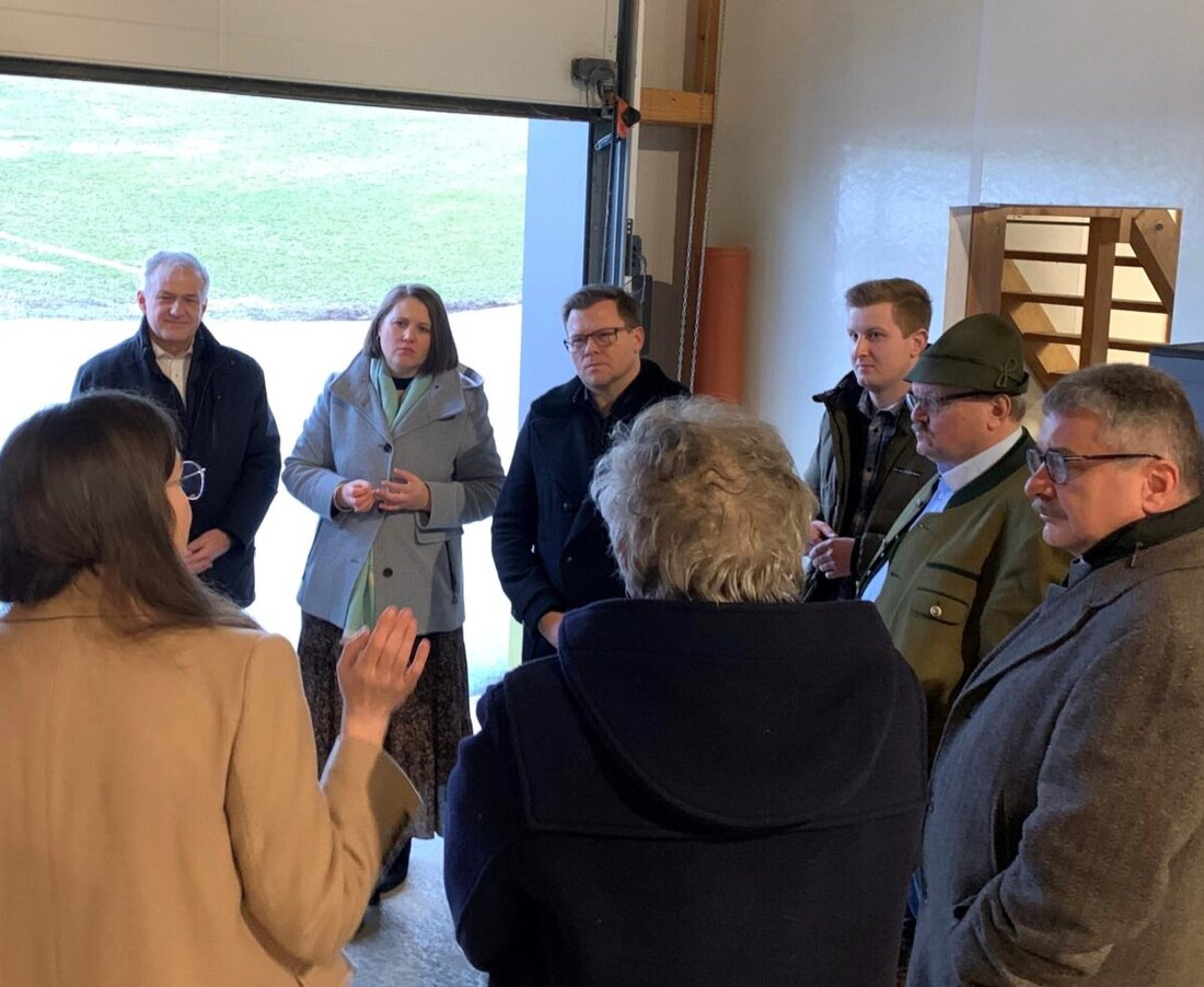 Bärnau. Im Rahmen seines Besuchs in der Oberpfalz informierte sich Bundesumweltminister Carsten Schneider bei der Fischzucht Stier über die Situation der heimischen Teichwirtschaft. Gemeinsam mit Landrat Roland Grillmeier und weiteren Vertretern der Branche stand auch der Umgang mit dem Fischotter im Mittelpunkt des Austauschs.