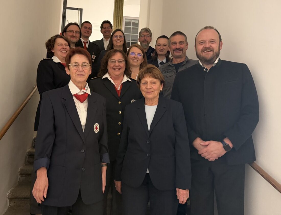 Weiden. In der Kapelle des Lobkowitz-Schlosses ehrte Landrat Andreas Meier zahlreiche Ehrenamtliche des BRK-Kreisverbands Weiden und Neustadt/WN. Für 25, 40 und 50 Jahre aktiver Dienstzeit gab es staatliche Ehrenzeichen am Bande.