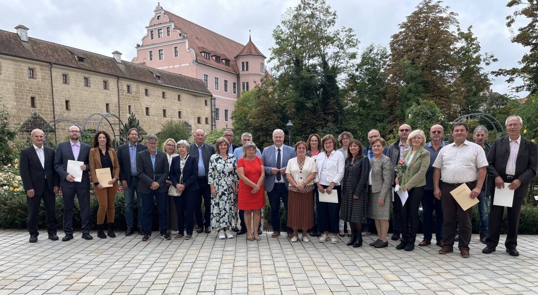 Amberg-Sulzbach. Bei einer Feierstunde ehrte Landrat Richard Reisinger 25- und 40-jährige Dienstjubilare mit Urkunden und Münzen und verabschiedete elf Beschäftigte in den Ruhestand.