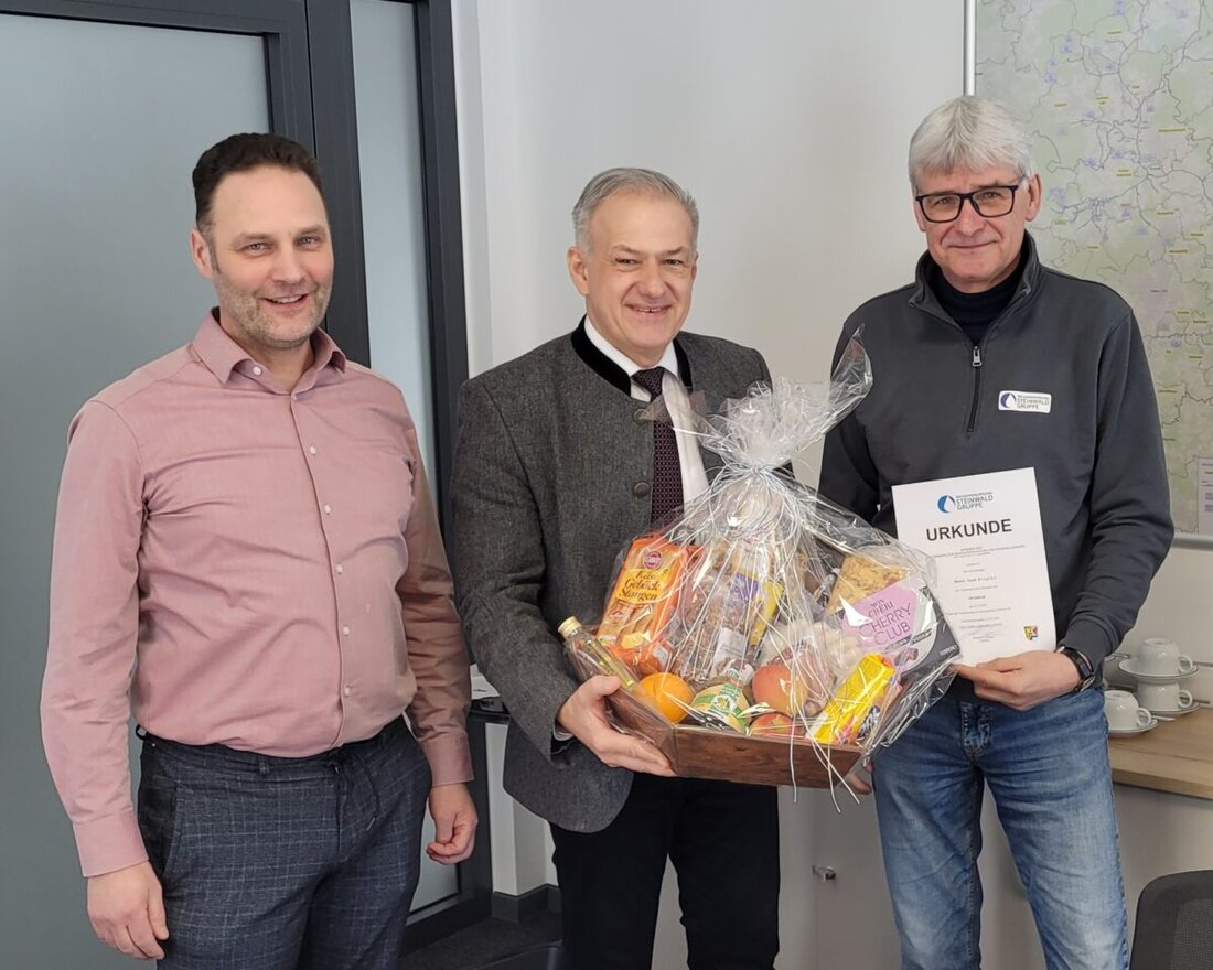 Kirchendemenreuth. Wasserwart Gerd Ziegler feiert sein 40. Dienstjubiläum beim Zweckverband Steinwaldgruppe. Landrat Roland Grillmeier ehrte ihn für seinen Einsatz für die Versorgung in Tirschenreuth und Neustadt/WN.