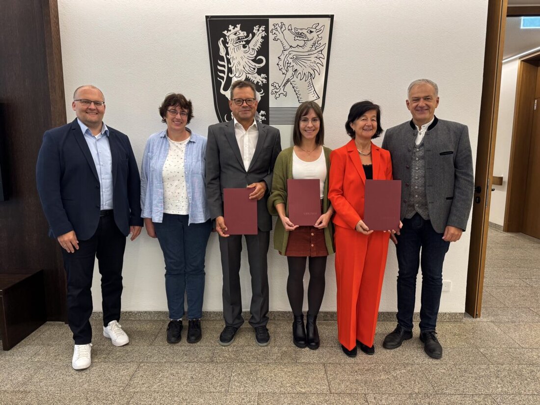 Tirschenreuth. Landrat Roland Grillmeier ehrte vier Mitarbeitende für 40 und 25 Jahre Dienst am Landratsamt und dankte für 130 Jahre Einsatz.