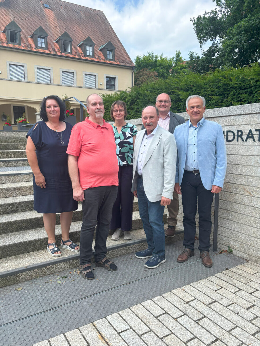 Tirschenreuth. Landrat Roland Grillmeier verabschiedete zwei langjährige Mitarbeiter, Engelbert Träger nach fast 48 Dienstjahren und Christian Beer für seine IT-Leistungen, in den Ruhestand. Die Würdigung bezog sich auf deren jahrzehntelangen Einsatz für den Landkreis.