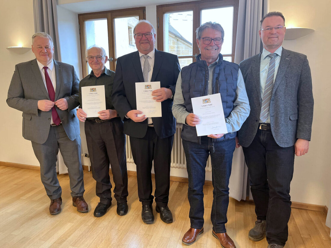 Hohenburg. Landrat Richard Reisinger hat am 27. Oktober 2025 im Landratsamt Amberg-Sulzbach die Kommunale Dankurkunde an die langjährigen Kommunalpolitiker Georg Reis, Alois Siegert und Manfred Braun überreicht. Er dankte.