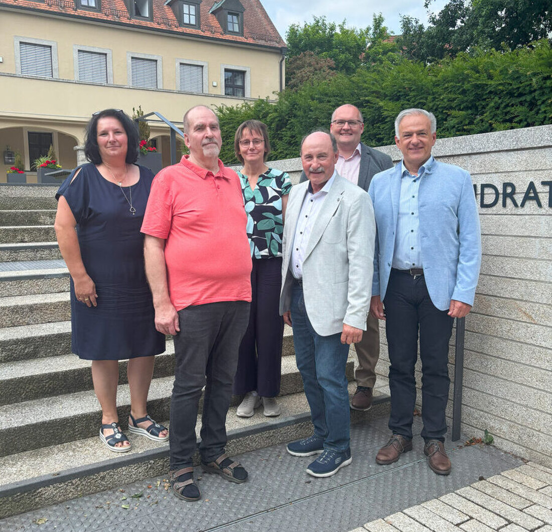 Tirschenreuth. Landrat Roland Grillmeier verabschiedet zwei langjährige Mitarbeiter in den Ruhestand, die sich jahrzehntelang engagiert für den Landkreis eingesetzt haben.