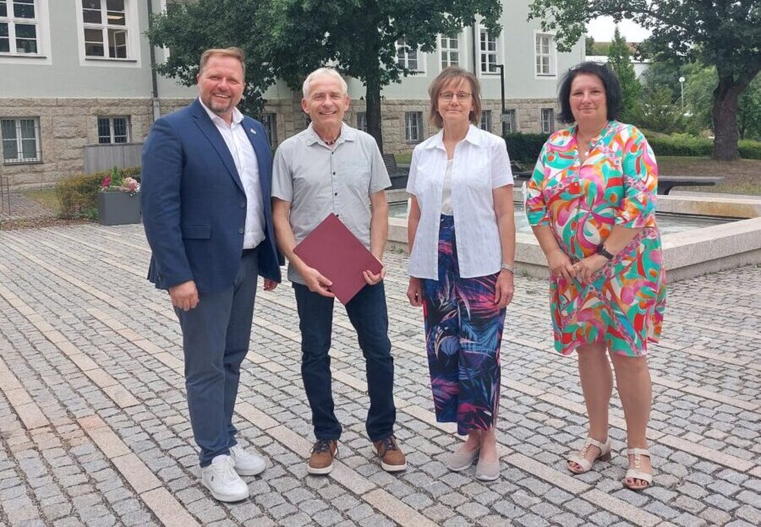 Tirschenreuth. Landrat Hubert Schicker hat Robert Wameser in den Ruhestand verabschiedet. Über 44 Jahre prägte er den Landkreis vom Wohngeld bis zum Kreisjugendamt und erhielt Dank für seinen engagierten Dienst.