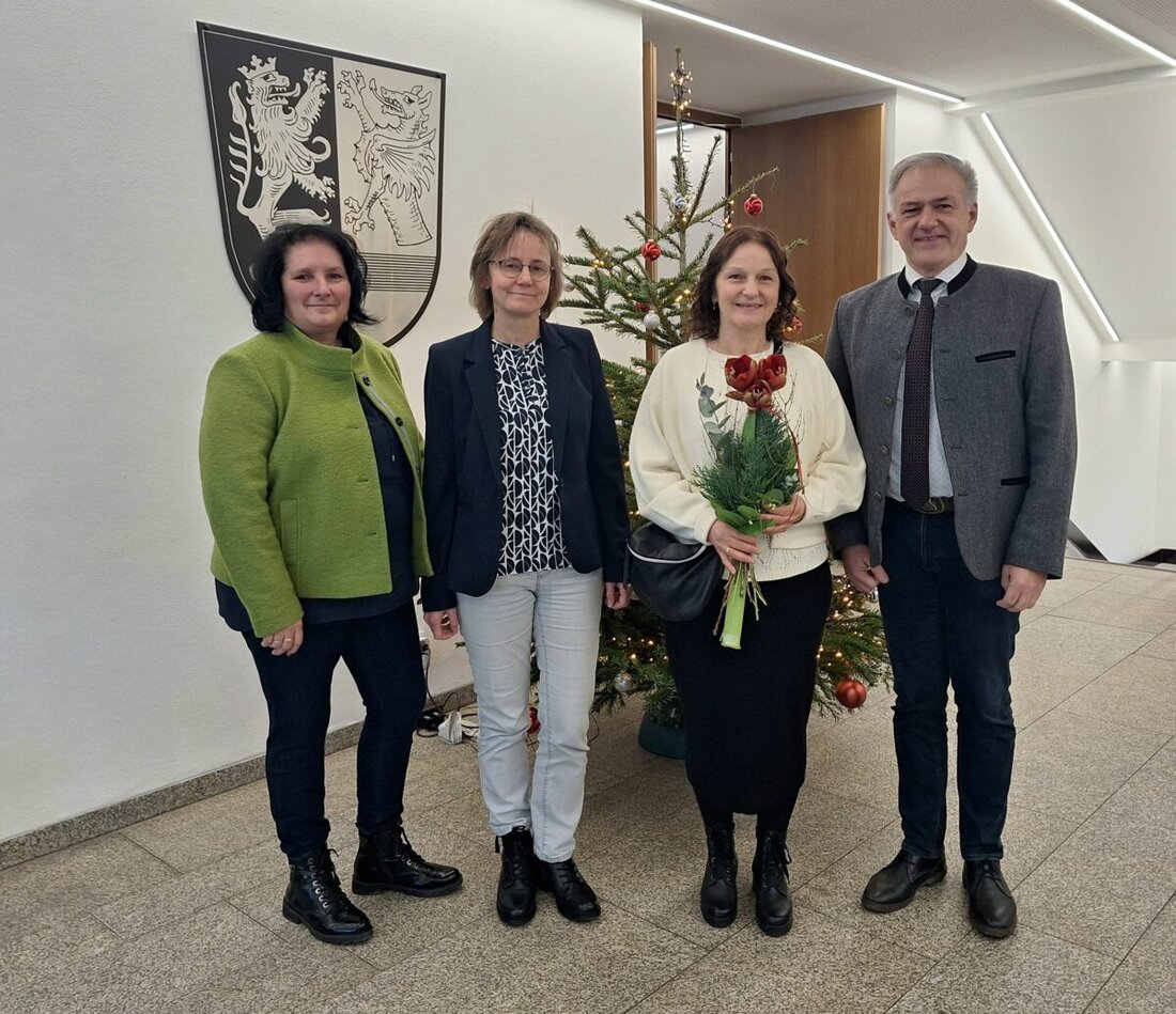 Tirschenreuth. Landrat Roland Grillmeier verabschiedete Roswitha Haas in den Ruhestand. Nach über 48 Jahren, zuletzt in der Zulassungsstelle, dankte er für Treue und Einsatz; der Personalrat wünschte alles Gute.
