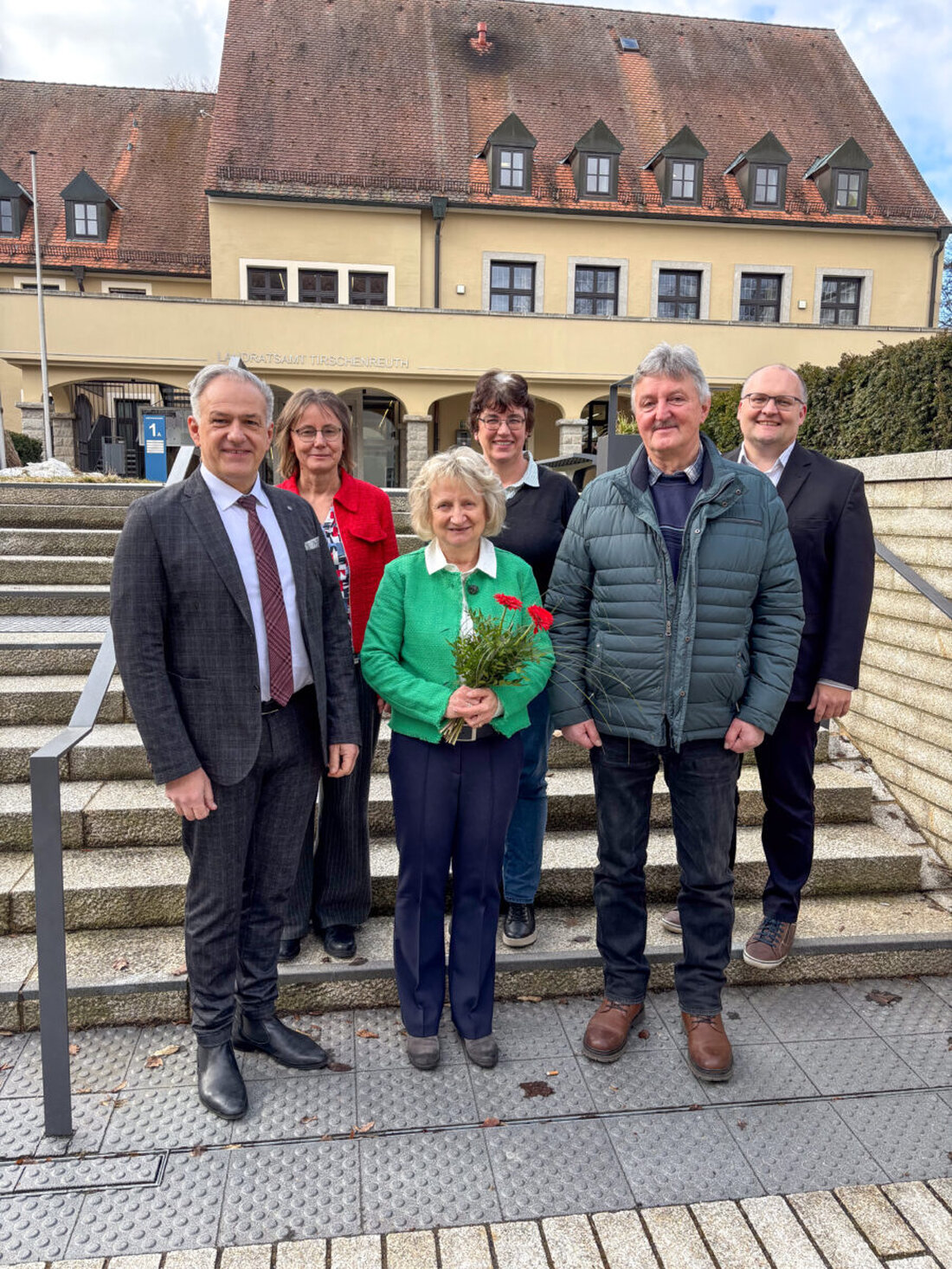 Tirschenreuth. Im Rahmen eines Personaltermins verabschiedete Landrat Roland Grillmeier eine Kollegin und einen Kollegen, die sich jahrzehntelang für den Landkreis eingesetzt haben.