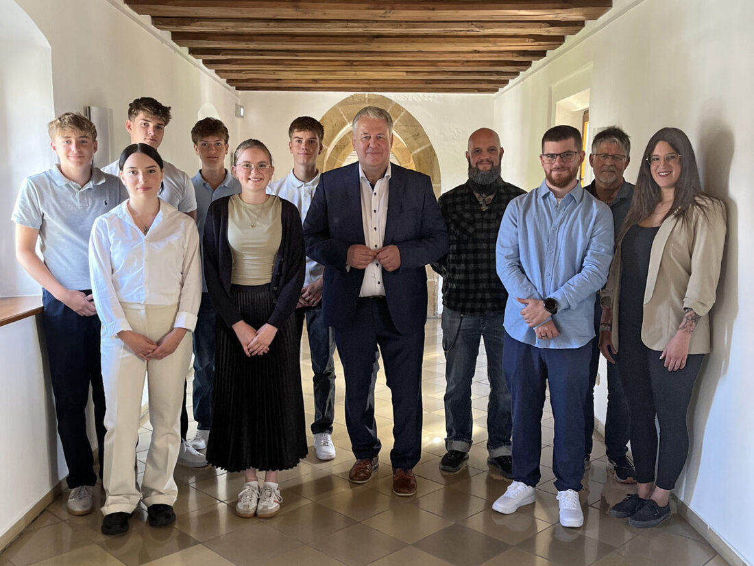 Amberg-Sulzbach. Neun Nachwuchskräfte starten am 1. September im Landratsamt und Landrat Reisinger kündigt vielfältige Einsätze sowie sehr gute Übernahmechancen 2028 an.