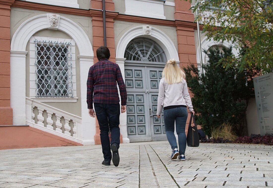 Neustadt/WN. Nach etlichen Wochen mit sehr eingeschränktem Besucherverkehr öffnet das Landratsamt Neustadt/WN inklusive der Außenstellen in Eschenbach und Vohenstrauß ab dem 8. Juni zu den üblichen Öffnungszeiten seine Pforten für [&hellip;]