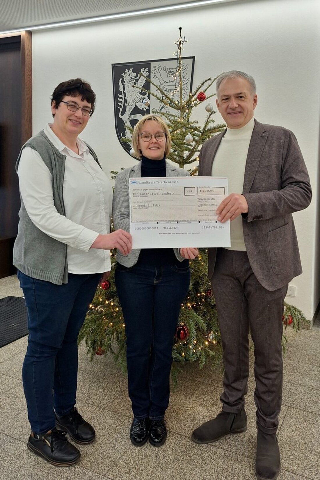 Tirschenreuth. Auch in diesem Jahr hat das Landratsamt Tirschenreuth im Rahmen seiner Weihnachtsfeier wieder Spenden gesammelt, um für einen guten Zweck zu spenden. Die Mitarbeiterinnen und Mitarbeiter sammelten dabei 1.200 Euro zugunsten des Hospizes Sankt Felix.