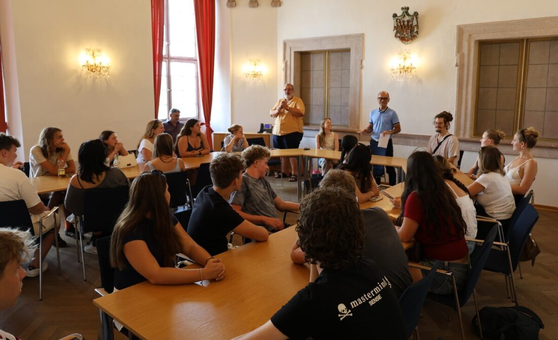 Neustadt/WN. Am 5. August wurden im Landratsamt im Rahmen der Operation Friendship 22 Jugendliche aus den USA empfangen, Dr. Alfred Scheidler betonte den Wert persönlicher Begegnungen und gemeinsamer Ausflüge.