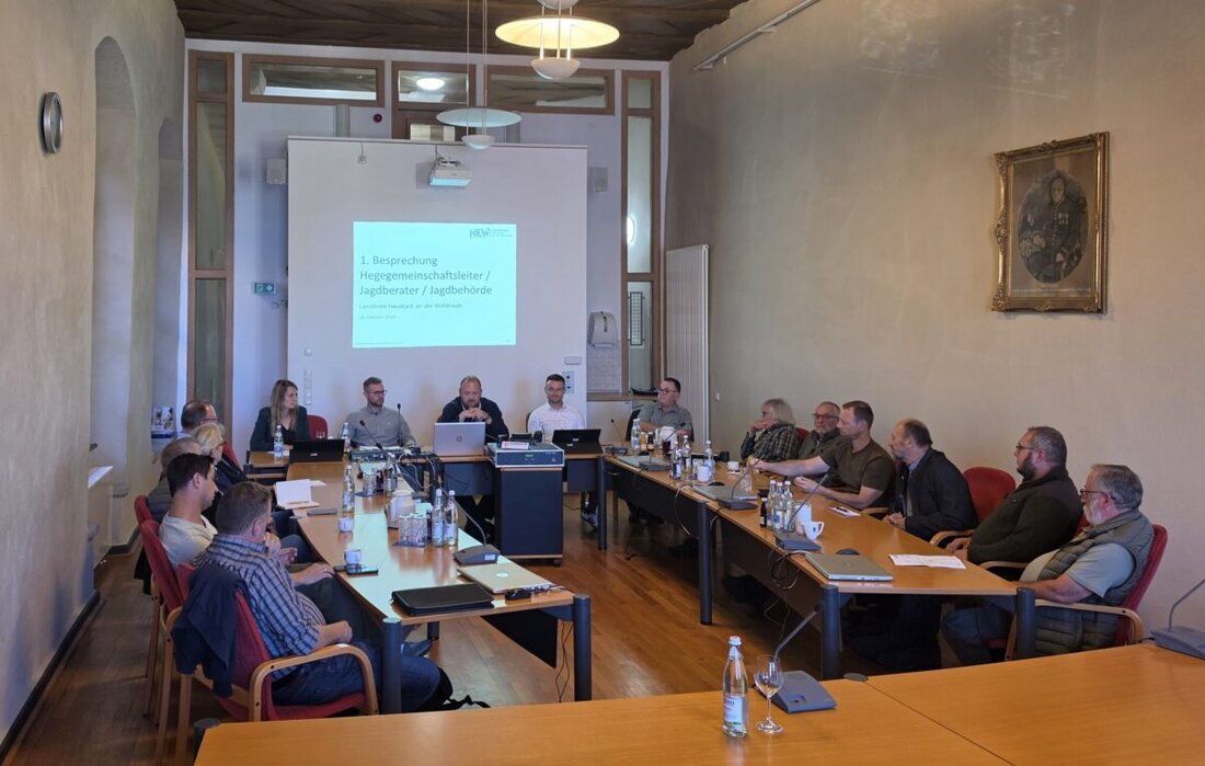 Neustadt/WN. Das Landratsamt hat am 6. Oktober 2026 Hegegemeinschaftsleiter und Jagdberater zum ersten Austausch geladen, um Hegeschauen, die neue Rehwild-Regelung und die digitale Streckenliste zu besprechen.