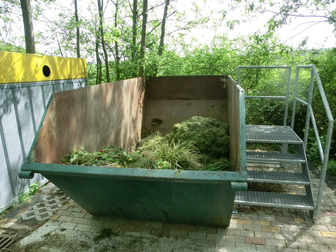 Neustadt/WN. Die Grüngutsaison endet am 30. November, Bürger können bis dahin Grünabfälle in bereitgestellten Containern entsorgen, unter Beachtung spezifischer Regeln. Illegales Ablagern nach Saisonende ist ordnungswidrig und kann Bußgelder nach sich ziehen.