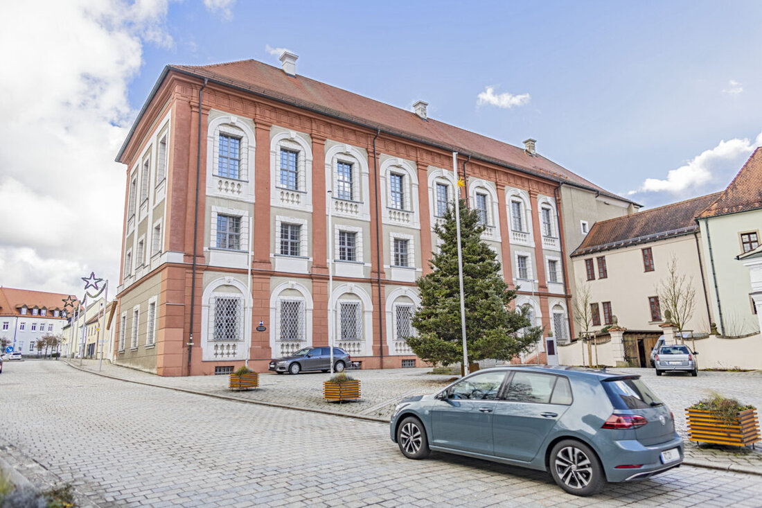 Neustadt. Die Grüngutsaison im Landkreis Neustadt beginnt, dabei können Bürger ihren Gartenabfall in bereitgestellten Containern entsorgen. Regelverstöße bei der Entsorgung können mit Bußgeldern belegt werden.