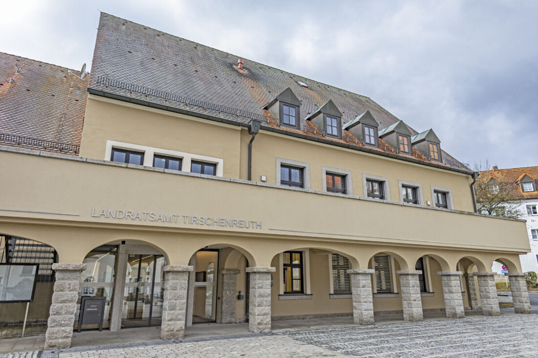 Tirschenreuth. Start der neuen Förderperiode 2025–2032 für das Projekt „Demokratie leben in der Mitte Europas“, das zur Einreichung von Förderanträgen für demokratiestärkende Projekte aufruft. Bis Ende 2025 stehen ca. 120.000 € für Projekte in den Landkreisen Tirschenreuth, Wunsiedel i. Fichtelgebirge, Hof sowie in der Stadt Hof bereit.