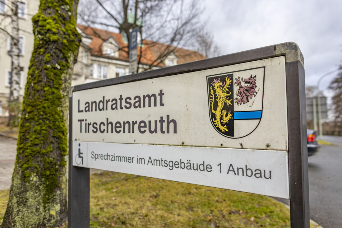 Tirschenreuth. Die Ausländerbehörde des Landratsamts Tirschenreuth ist wegen eines fehlerhaften Updates durch einen externen Dienstleister stark eingeschränkt. Es ist unklar, wann der Service vollständig wiederhergestellt wird.