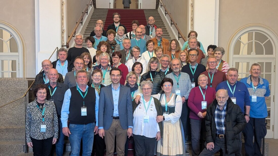 Weiden. Auf Einladung von MdL Dr. Stephan Oetzinger besuchte eine 50-köpfige Gruppe den Bayerischen Landtag in München, mit Führung im Maximilianeum, Film und Plenarsitzung. Der Einblick in Entscheidungswege fand viel Zuspruch.
