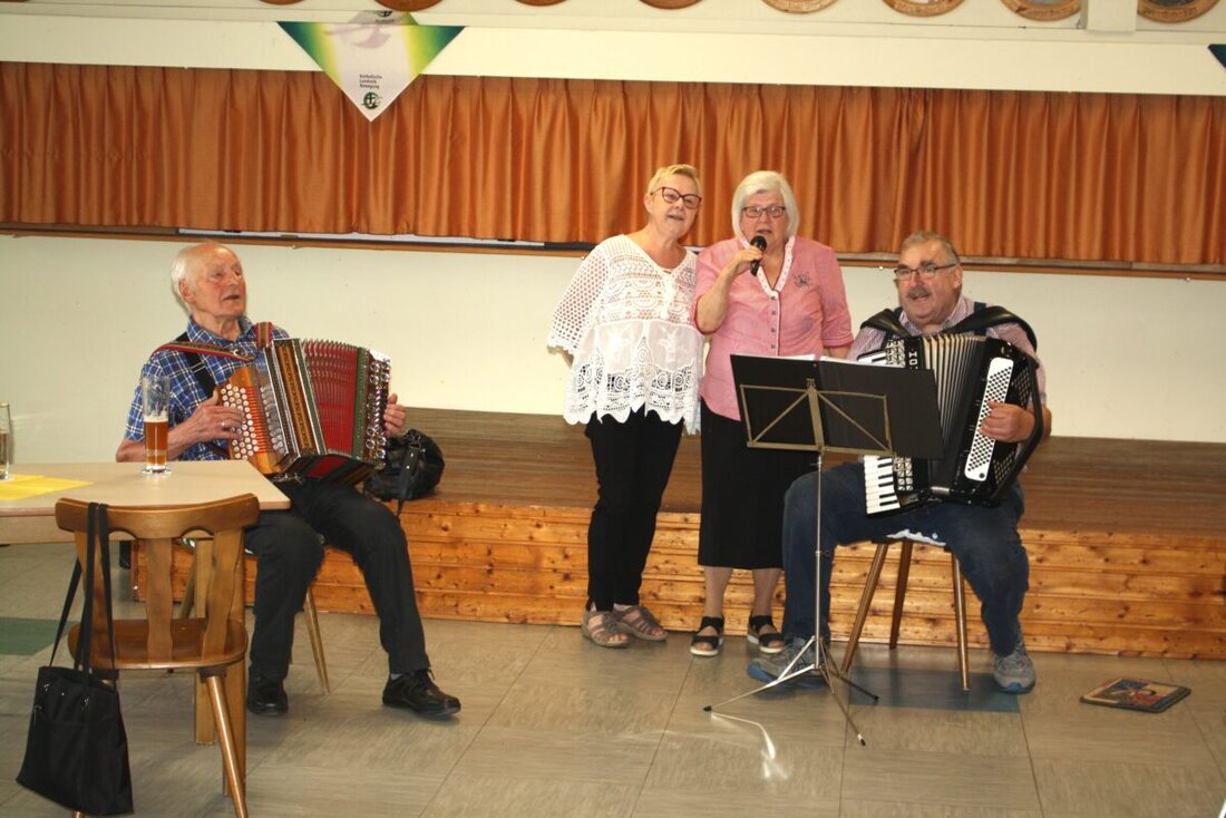 Preißach. Mit zündender Volksmusik und launigen Gschichtln begeisterten Monika und Rudolf Fink, Sieglinde Wick und Akkordeonist Oswald Kopp beim Sommerfest des Katholischen Landvolks Burkhardsreuth rund 50 Gäste im Schützenheim.