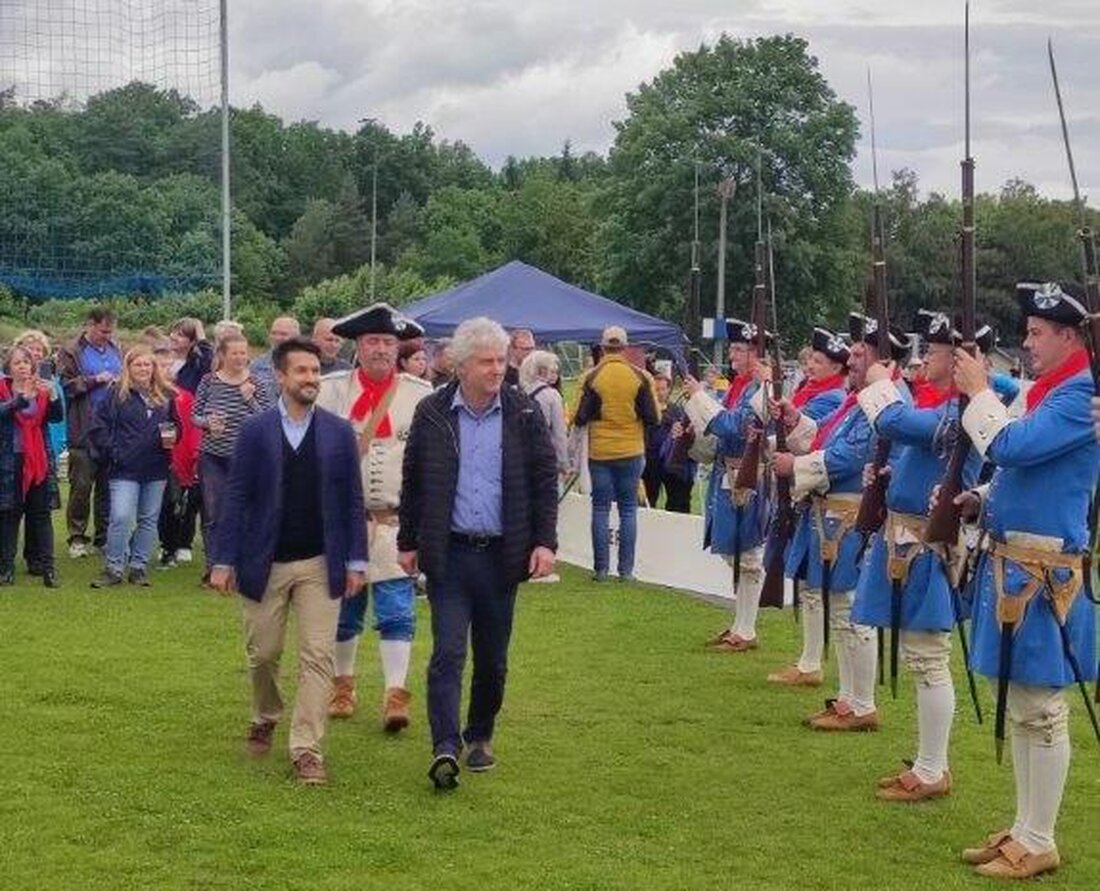 Floß. Floß und Tlucna feierten ihre Städtepartnerschaft mit verschiedenen Aktivitäten und gegenseitigen Besuchen. Die freundschaftlichen Beziehungen vertieften sich durch gemeinsame Feste, Kultur und Sport.