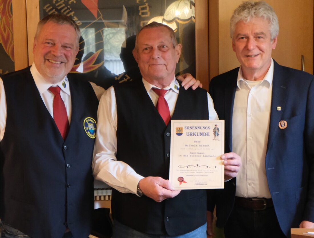 Floß. Nach über 17 Jahren gibt Kommandant Franz Schmidt die Führung der Flosser Landwehr ab; Nachfolger wird Leutnant Willy Hirsch. Bei der Musterung im Feuerwehrhaus Bergnetsreuth bestätigten die Aktiven den Wechsel einstimmig.