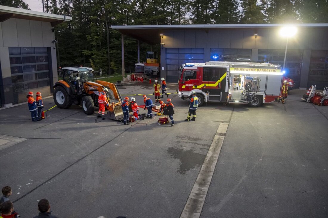 Parkstein. Bei der Langen Nacht der Feuerwehr am 27. September 2025 gab es Vorführungen, Mitmachstationen und eine Jugend-Schauübung. Fahrzeugschau und Verpflegung rundeten das Programm ab.