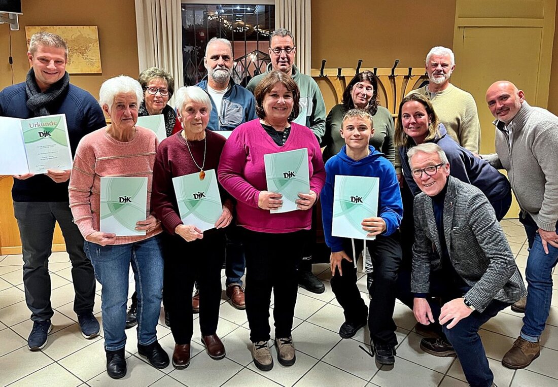 Weiden. Kurz vor Weihnachten ehrte die DJK Weiden treue Mitglieder bei einem Ehrenabend im Sportheim. Auf der Liste standen 110 Namen, doch nur neun Geehrte nahmen ihre Urkunden persönlich entgegen und stießen an.