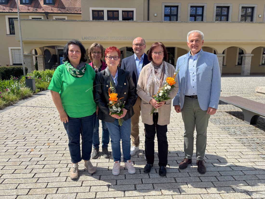 Tirschenreuth. Landrat Roland Grillmeier verabschiedete drei Mitarbeiterinnen nach über 46 Jahren Dienst in den Ruhestand, dankt ihnen für ihr Engagement für den Landkreis.