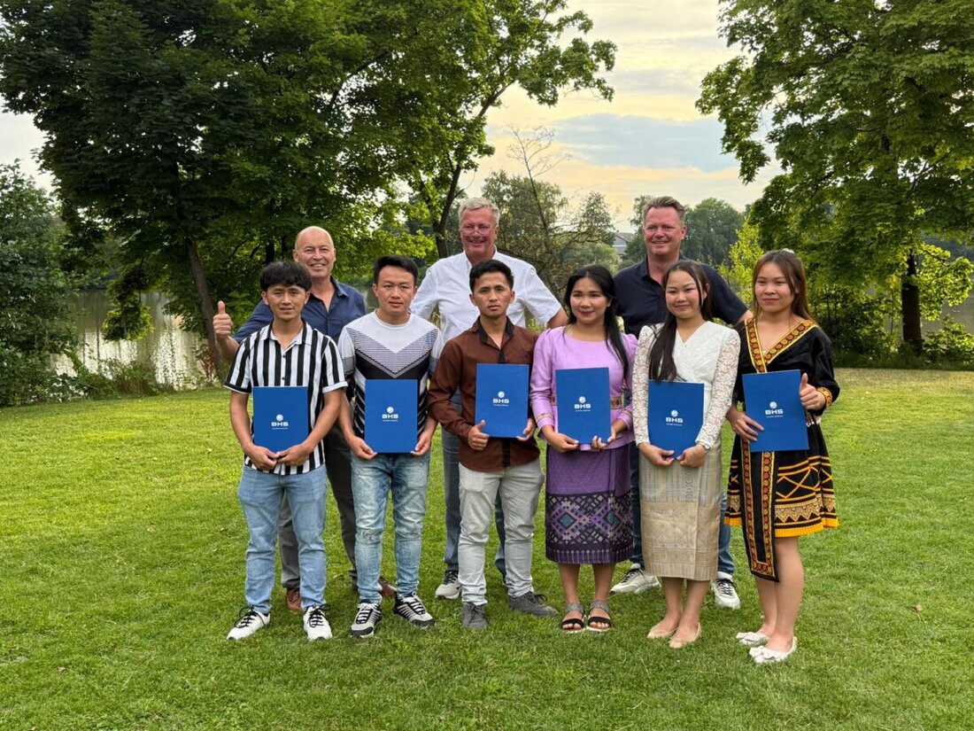 Weiherhammer. Sieben Jugendliche aus Laos haben ihre Ausbildung bei BHS Corrugated erfolgreich abgeschlossen, ein Modellprojekt gegen Fachkräftemangel. Seit 2019 ermöglicht ein Pilotprojekt mit mehreren Partnern duale Ausbildung in der Nordoberpfalz, auch für zukünftige Betriebe in anderen Branchen interessant.