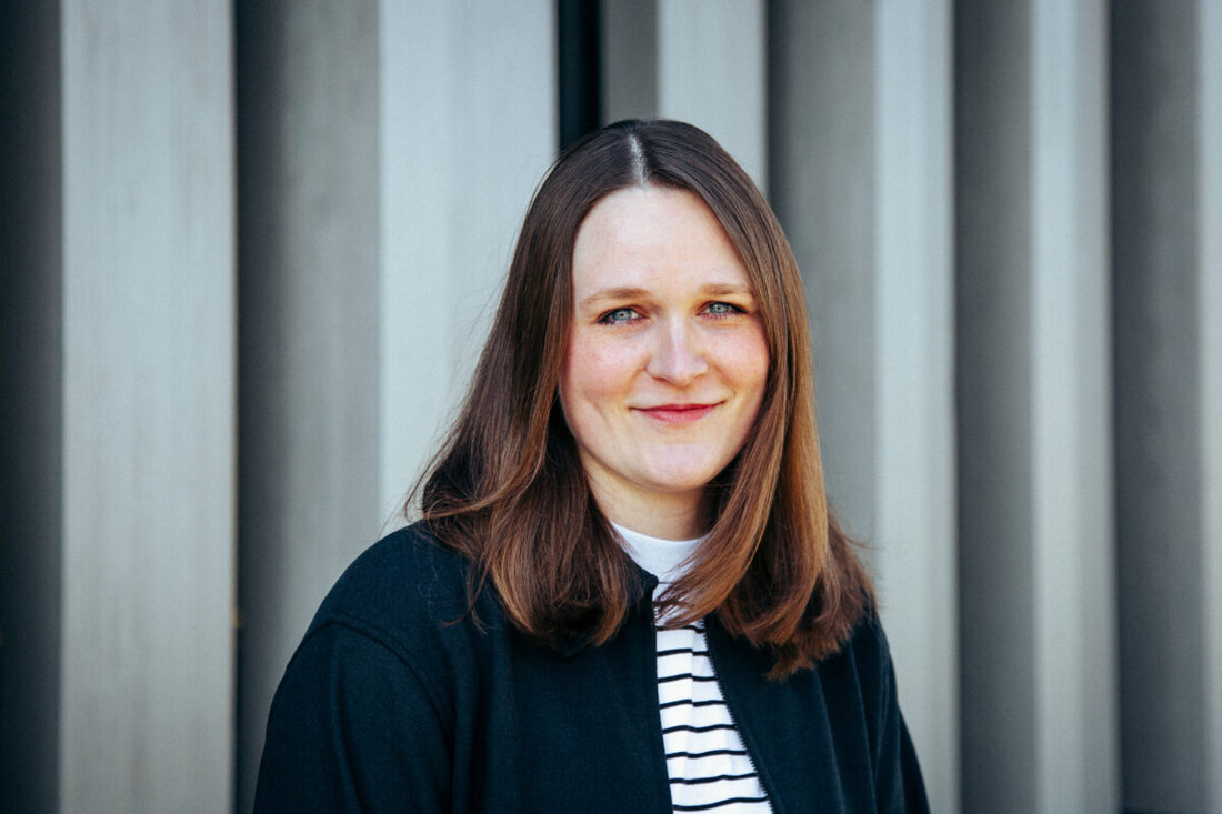 Weiden/Amberg. Promovieren, Wissen weitergeben und Nachhaltigkeit umsetzen. Das werden die zentralen Aufgaben für Laura Völkl in den kommenden Jahren sein. Mit 30 Jahren, der Region und der Hochschule eng verbunden, übernimmt Laura Völkl an der OTH Amberg-Weiden nun eine besondere Rolle: Sie ist die dritte Nachwuchsprofessorin der Hochschule, die zweite an der Weiden Business School – und die erste im Promotionstrack.