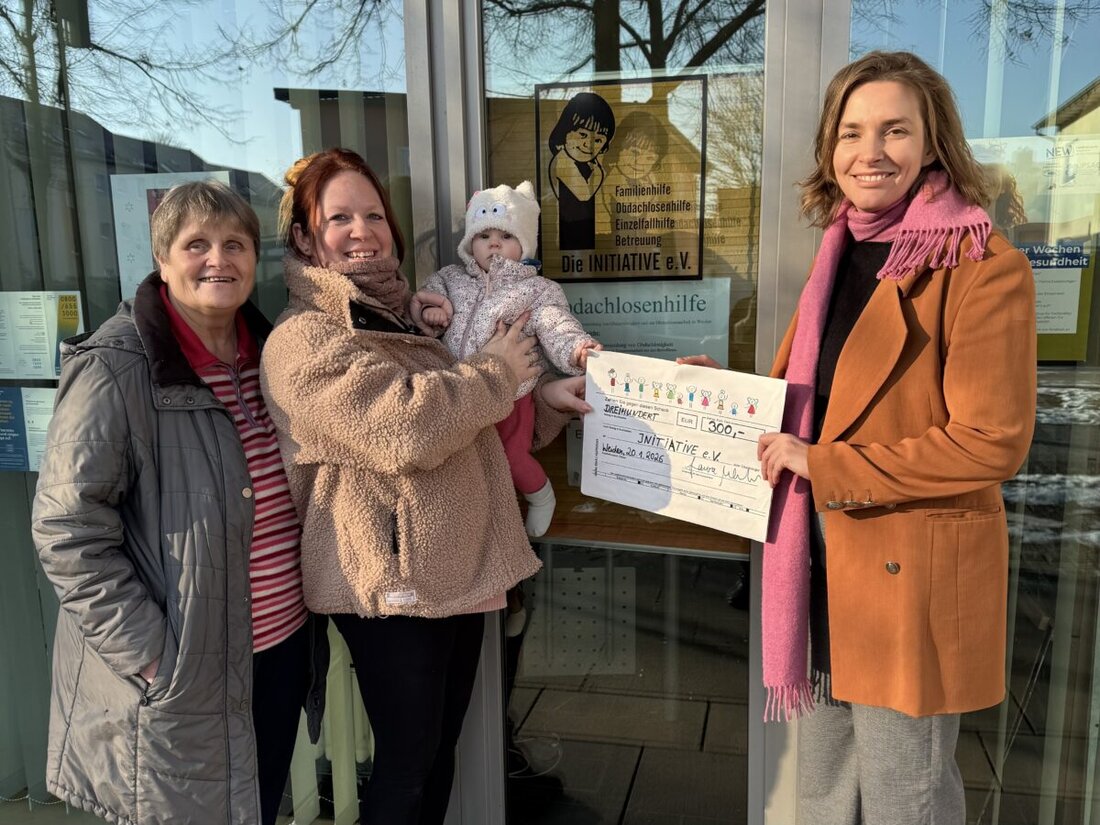 Weiden. Laura Weber spendet 300 Euro an den Verein Initiative e. V., finanziert aus eingespartem Porto ihrer E-Mail-Weihnachtspost. Der Verein unterstützt Menschen ohne Wohnung und sucht Fachpersonal für intensivere Betreuung.