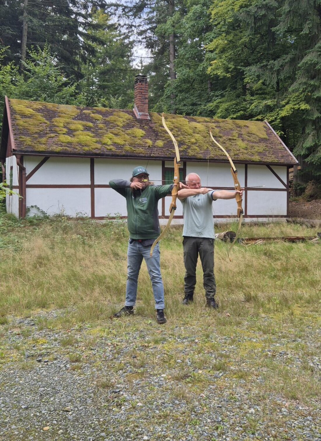 Trabitz. Waldfest an der Köhlerhütte im Hessenreuther Wald feiert 20 Jahre Bayerische Staatsforsten mit LearningCampus am 27. September 2025. Neues INTERREG-Projekt vernetzt Waldkitas bis 2027.
