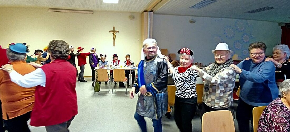Schirmitz. Vollbesettzer Saal beim Seniorenfasching der Pfarrei. Die Stimmung war ausgelassen, Musik und Polonaise sorgten für Schwung. Eine Büttenrede bewies, dass Lebensfreude kein Alter kennt.