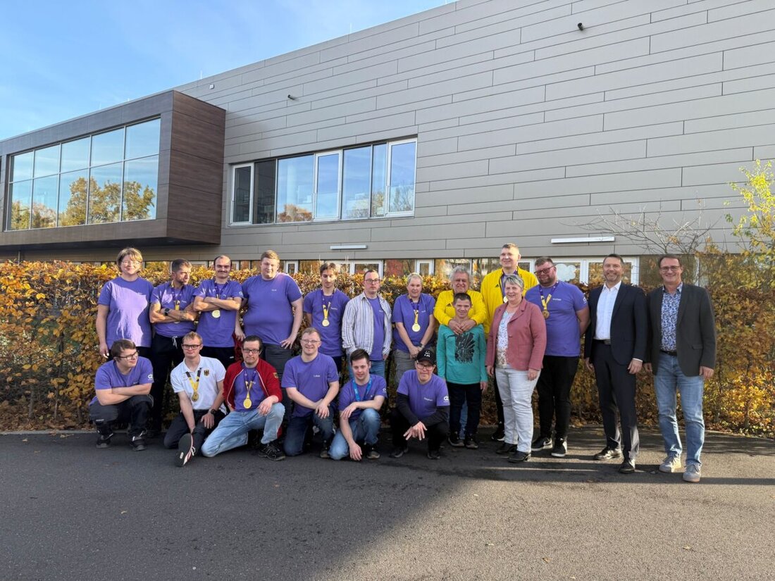 Amberg. Nach dem Triumph bei den Special Olympics in Erlangen wurde das Basketball-Team der Lebenshilfe in den Jura-Werkstätten geehrt. Team Amberg eins holte Gold und qualifizierte sich für die Deutschen Meisterschaften 2026.