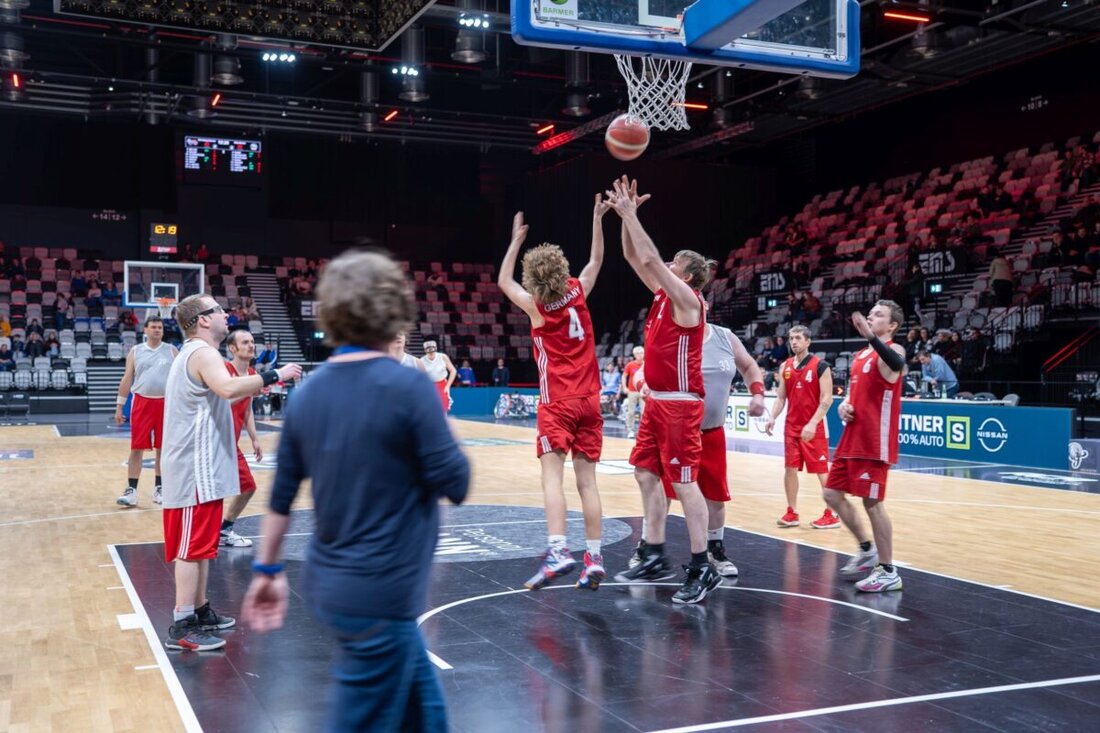Amberg/Nürnberg. Ein besonderes Highlight erlebte die Basketballmannschaft des Freizeitclubs der Lebenshilfe Amberg-Sulzbach beim diesjährigen Inklusionsspieltag der Nürnberg Falcons in der Kia Metropol Arena. Das Team war offiziell eingeladen und konnte vor großer Kulisse sein Können unter Beweis stellen.