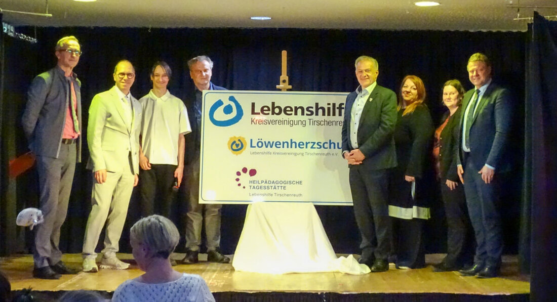 Mitterteich. Die Lebenshilfe feiert 25 Jahre Förderzentrum und HPT mit einem bunten Festakt. Über 60 Ehrengäste kommen, Musik erklingt, und das neue Schulnamensschild „Löwenherzschule“ wird feierlich enthüllt.