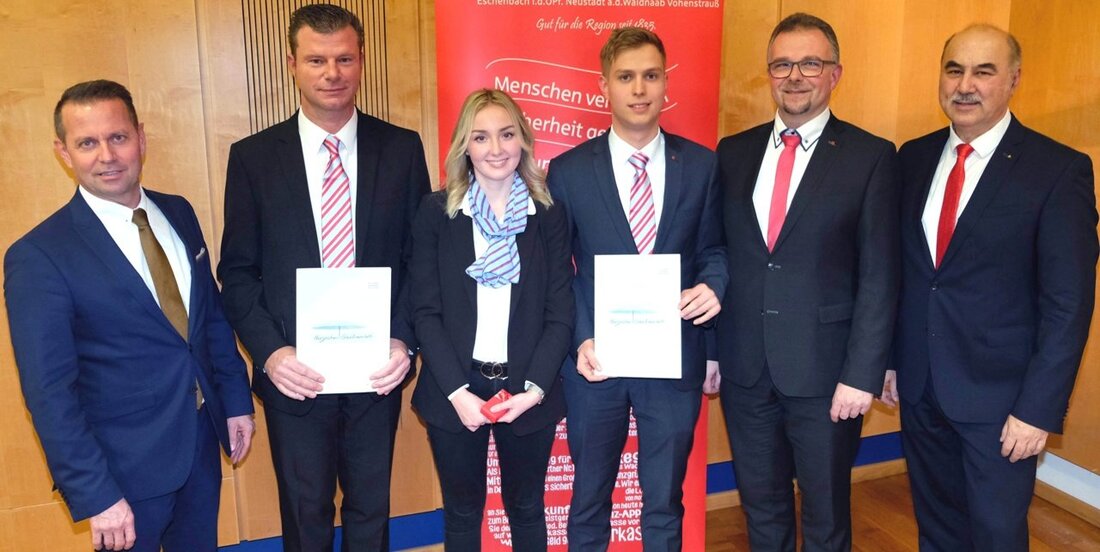 Neustadt/WN. Jedes Unternehmen lebt von engagierten und lernwilligen Mitarbeitern. Die Vereinigte Sparkassen bildet ihre Mitarbeiterinnen und Mitarbeiter fachbezogen und zukunftsorientiert weiter. Ronja Staufer, Steffi Friedl, Frank Brandmüller und Thomas Stahl haben [&hellip;]