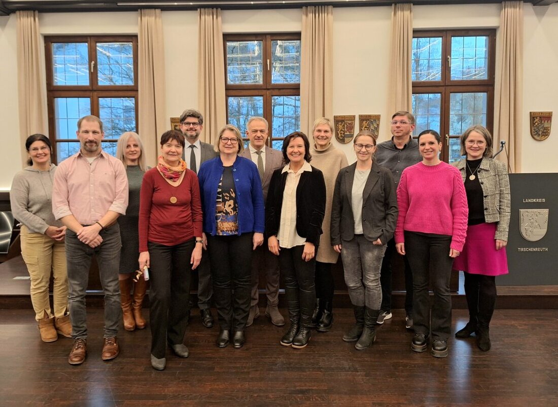 Tirschenreuth. Lehrkräfte wurden für ihre 25- und 40-jährige Dienstzeit im Landratsamt Tirschenreuth geehrt, wobei ihre langjährige, wichtige Arbeit im Bildungsbereich gewürdigt wurde.