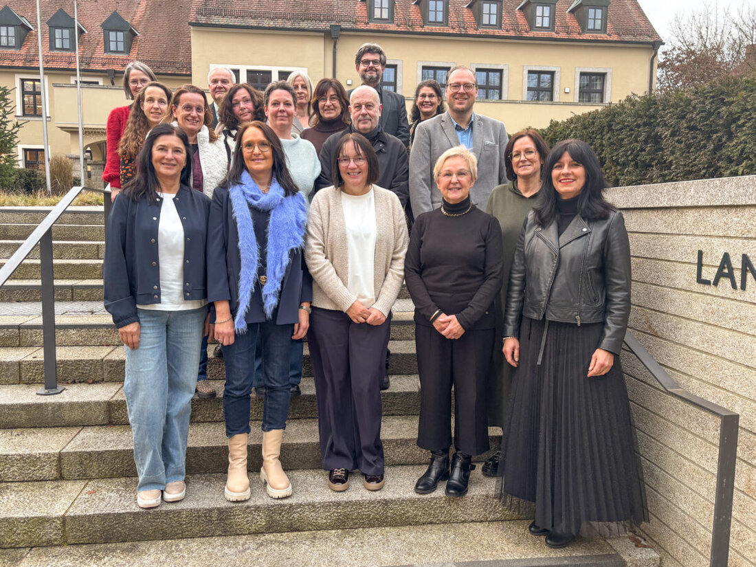 Tirschenreuth. Im Landratsamt wurden am Dienstag, 16. Dezember 2025, Lehrkräfte des Schulaufsichtsbezirks für 25- und 40-jährige Dienstjubiläen geehrt. Musik und Grußworte setzten wertschätzende Akzente.