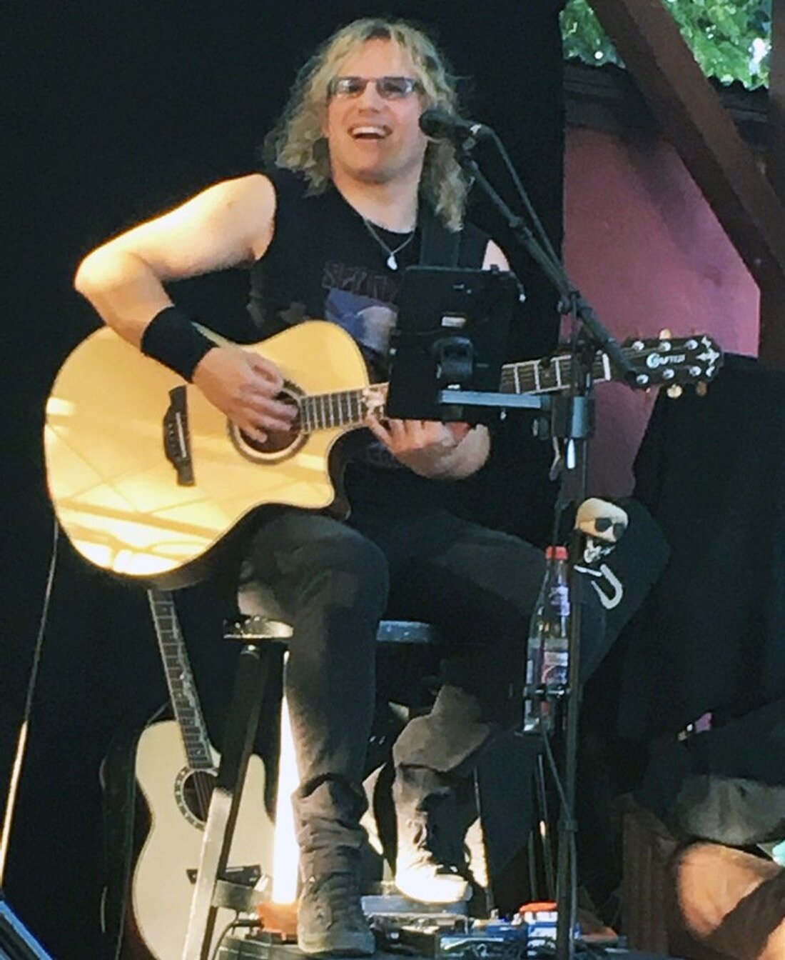 Rothenstadt. Von Wiederholungstätern hält man sich ja eigentlich fern. Aber nur eigentlich: Nicht so am Freitagabend, als „MK Unplugged“ auf der Biergarten-Bühne des Rockmusikclubs „Salute“ rockte. Auch wenn Mathias „Lemmy“ [&hellip;]