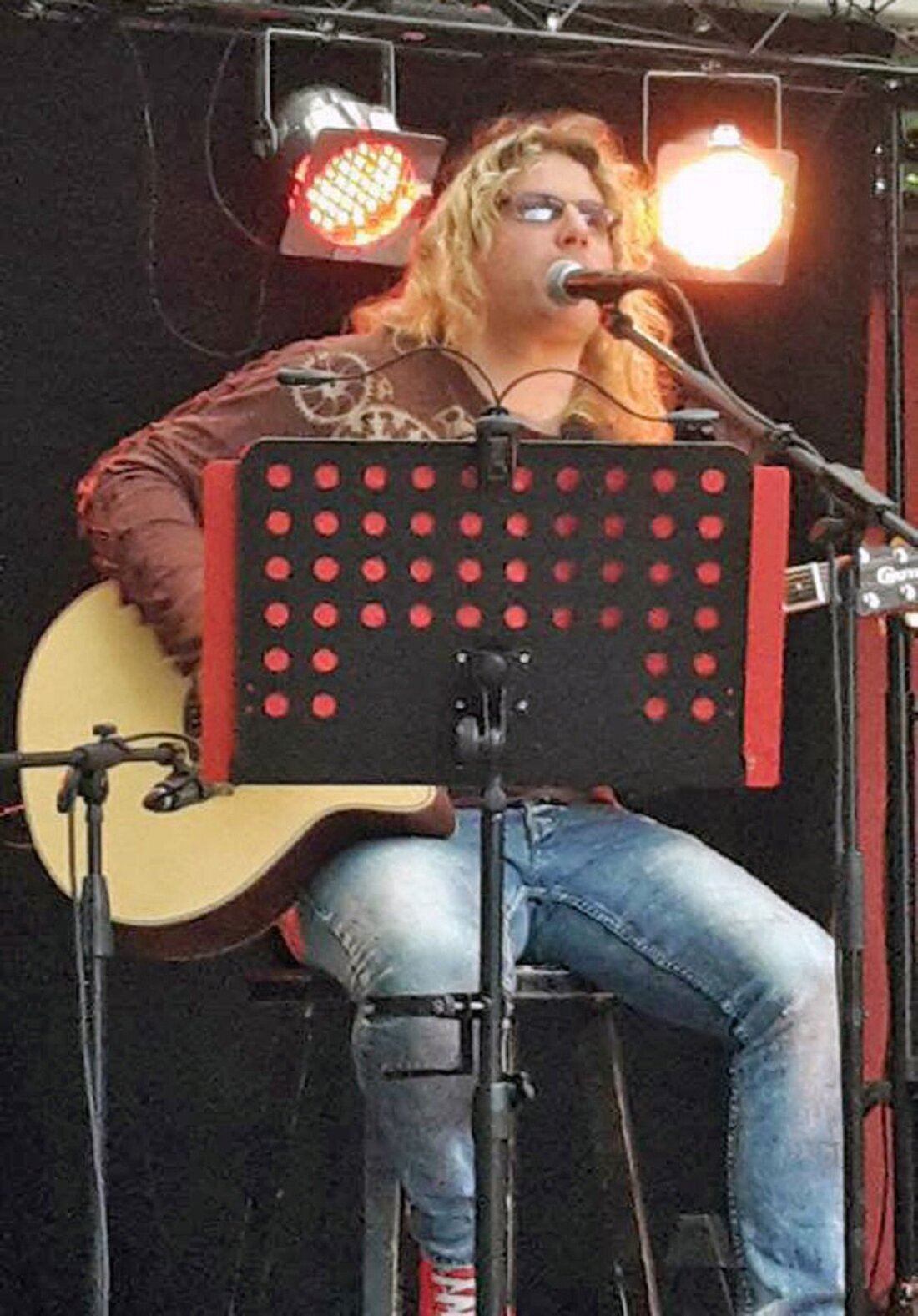 Rothenstadt. Eine leicht getönte Brille, lange blonde Haare und dazu eine Stimme, die an die Glamour-Rockgrößen der 70er- und 80er-Jahre erinnert – Mathias „Lemmy“ Kiener macht nicht nur äußerlich keinen [&hellip;]