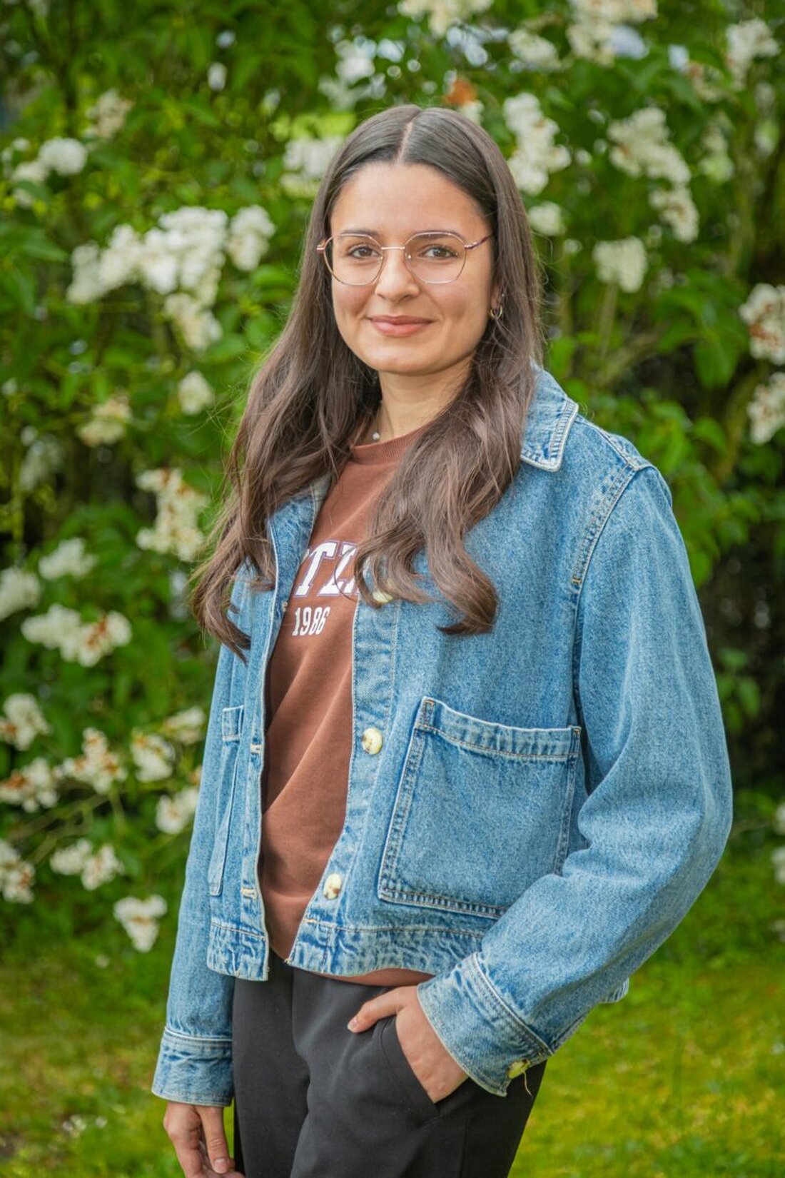 Kastl. Ein Küchentisch, ein Bildband und die Vorfreude auf einen großen Tag. Wenn in Kastl am 14. September 2025 der große Erntedankzug durch die Straßen zieht, dann steht eine junge Frau ganz besonders im Mittelpunkt: Lena Dimper. 