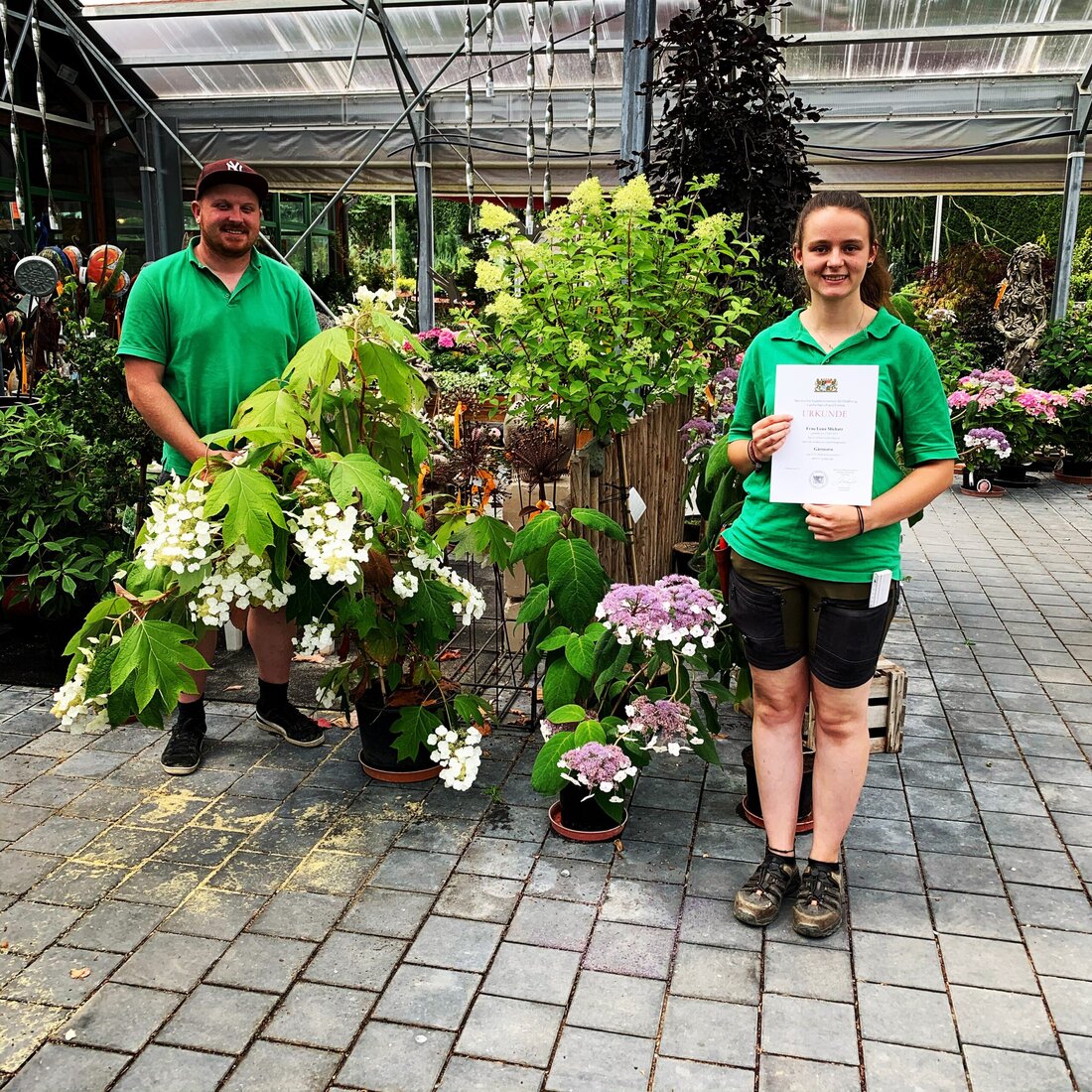 Kirchendemenreuth. Egal ob es um Obstbaumpflege, Gartengestaltung oder Kundenberatung geht – Lena kennt sich in allen Bereichen bestens aus. Sie  ist die beste Absolventin für Baumschulgärtner in der Oberpfalz und [&hellip;]