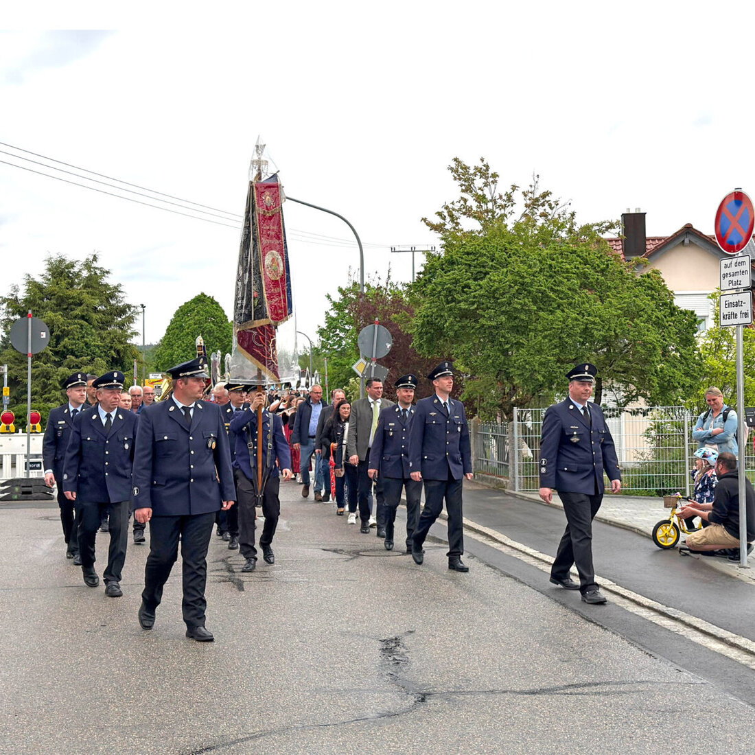 Maxhütte-Haidhof. Die Feuerwehr Leonberg feierte das Wochenende mit Florianstag und Einweihung ihres 1,7 Millionen Euro teuren Gerätehauses. Mit Festgottesdienst und Blaulicht-Rock-Nacht wurde das neue Haus und ein Mannschaftstransporter eingeweiht.