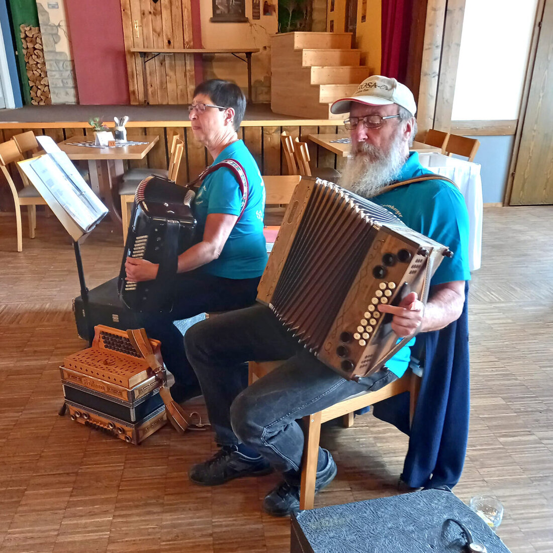 Leonberg. Die Leonberger Bierfilzlmuse spielten für Maxhütter Seniorinnen und Senioren im Clemenshaus auf. Ein Stromausfall sorgte für spontanes Singen bei Kerzenschein.