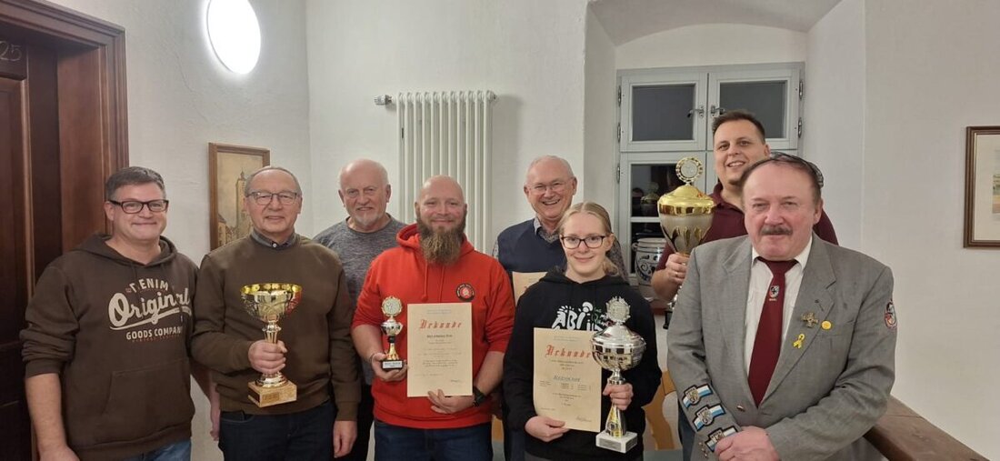 Beidl. Beim Leonhardischießen der Soldaten- und Reservistenkameradschaft traten 48 Schützen an; geschossen wurde im Schützenhaus in Wildenau, Siegerehrung im Kooperatorenhaus. Gesamtsieger wurden Ferdinand Dietz und Johannes Wein.